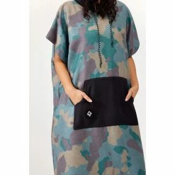 Nomadix Changing Poncho - Small/Medium 19 Nomadix Changing Poncho - Small/Medium -Climbing Accessories Outlet Shop s m nomadix cp camo 101 changing poncho pocket detail 2 rsz 06946.1660065672